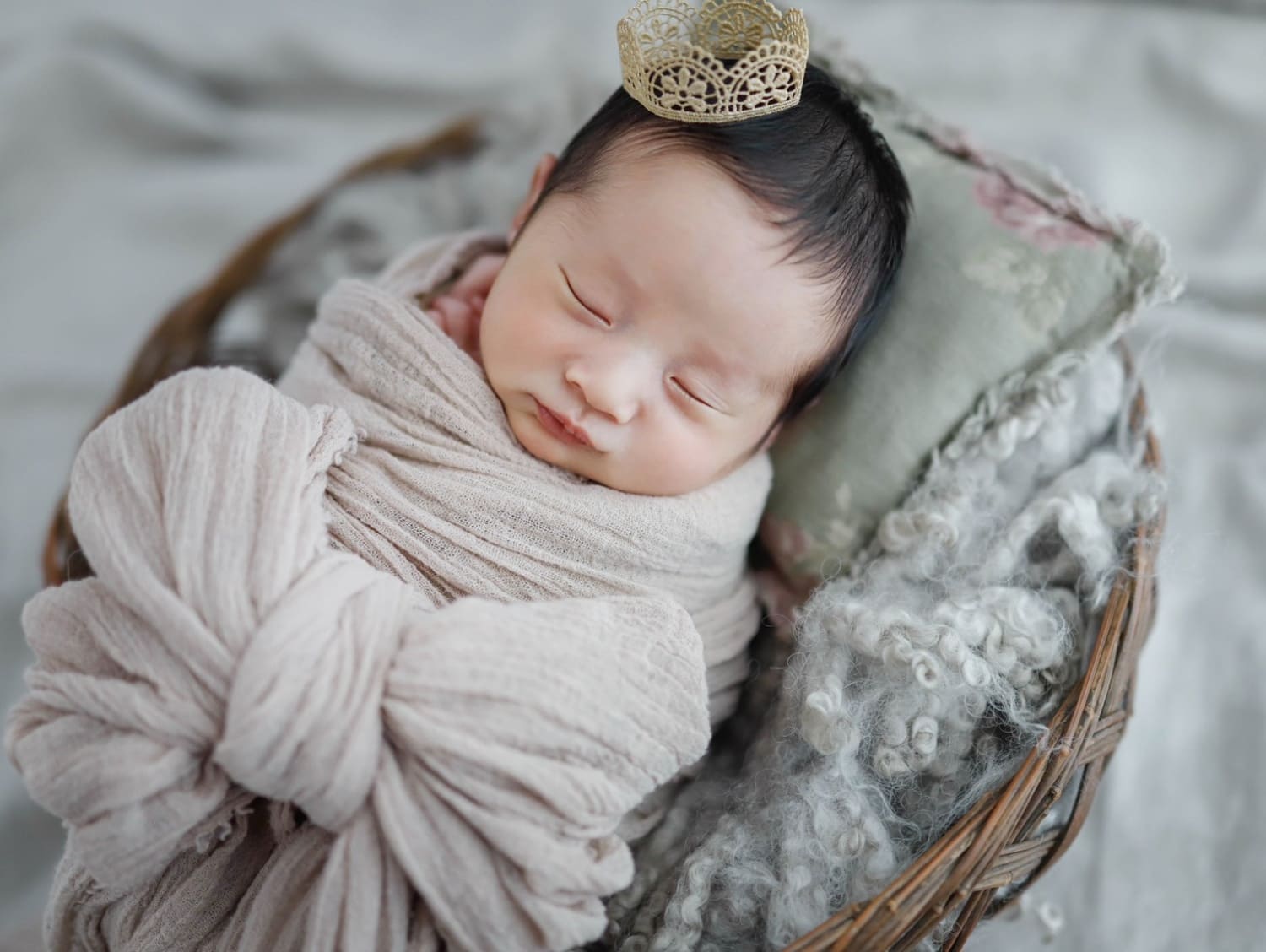 ぬいぐるみと並んだ生後2週間の赤ちゃんのニューボーンフォト