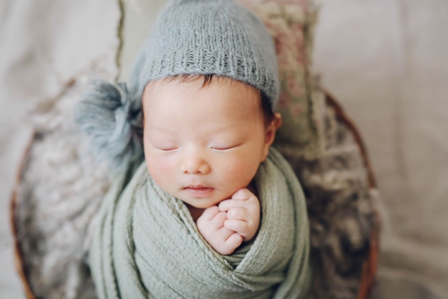 バスケットに入った新生児を撮影したニューボーンフォト