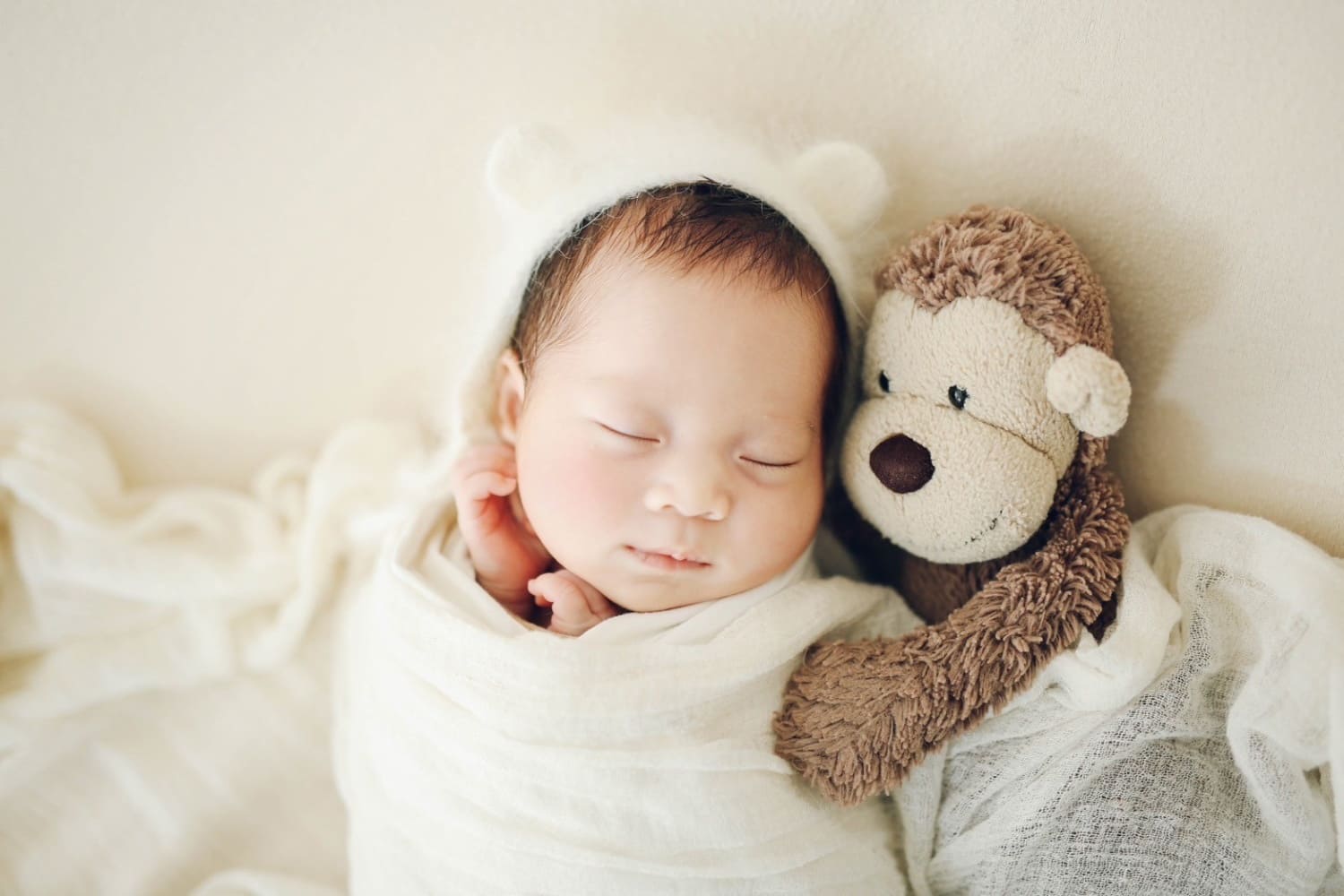 パパとママと新生児の家族ニューボーンフォト