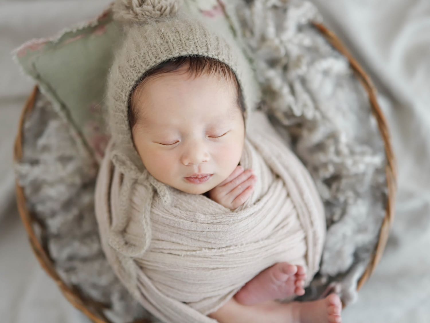 新生児の小さな手足をアップで撮影したニューボーンフォト