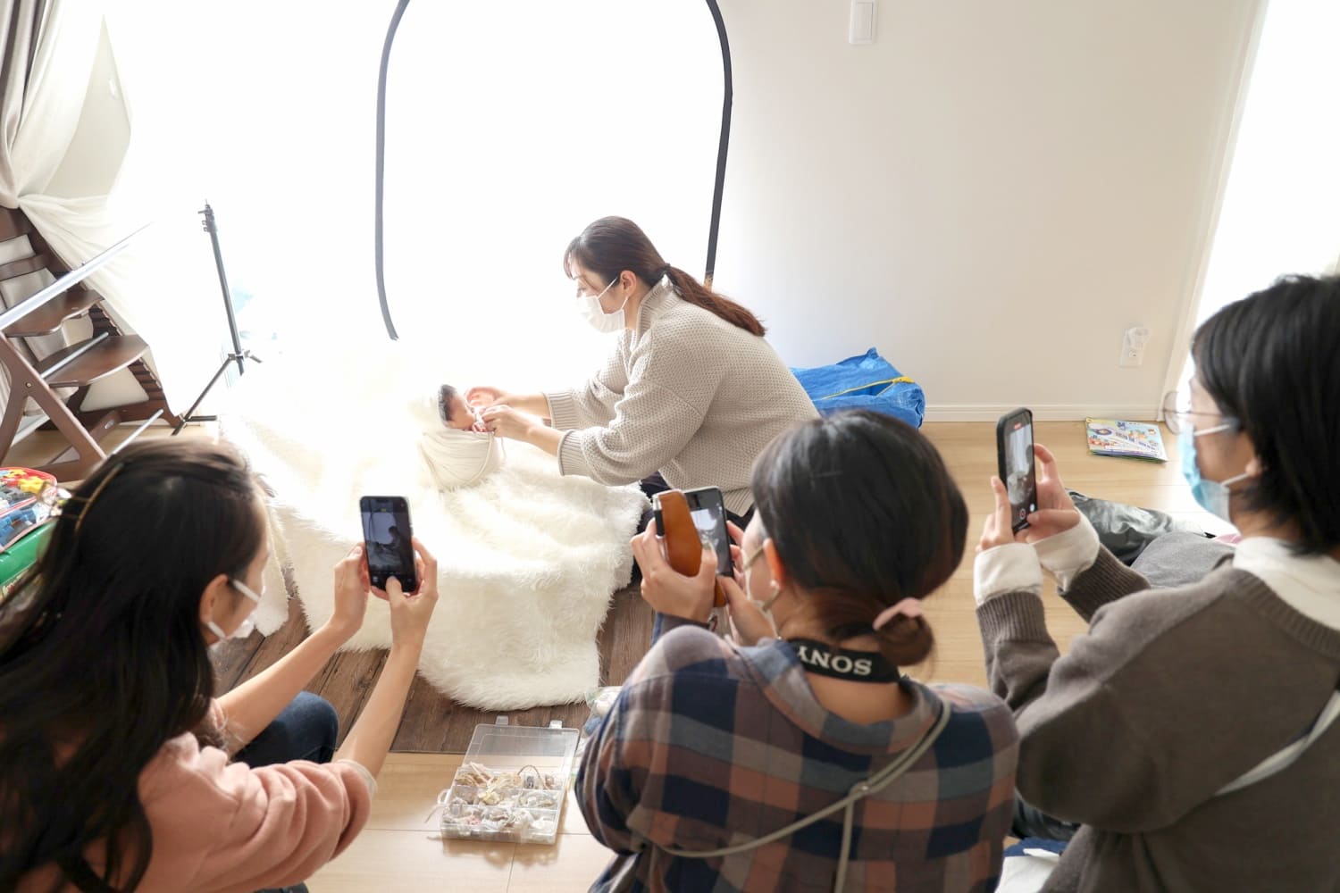 花と小物を使ったニューボーンフォト撮影作品